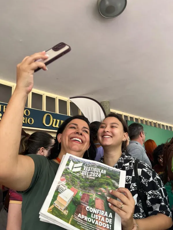 Imagem ilustrativa da imagem Veja as imagens da festa que acontece agora no calçadão de Londrina