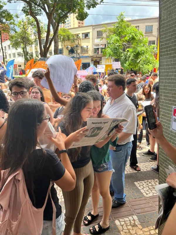 Imagem ilustrativa da imagem Veja as imagens da festa que acontece agora no calçadão de Londrina