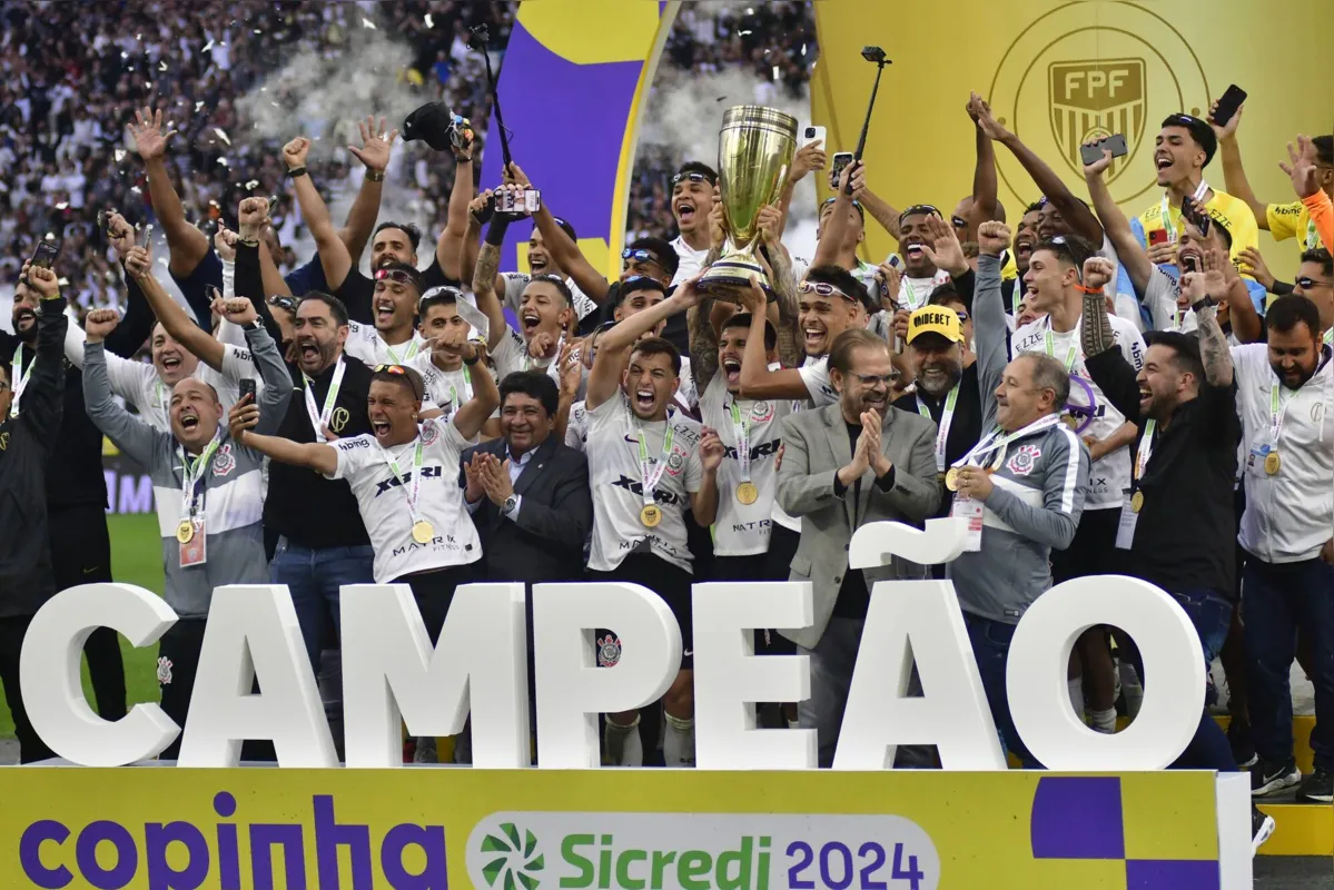 Equipe sub-20 do Corinthians festeja título da Copinha após vitória sobre o Cruzeiro: o décimo-primeiro na competição