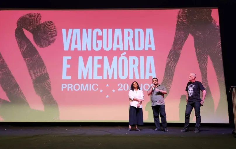 Lua Specian, Lúcio Flávio Moura e Luciano Pascoal, responsáveis pela exposição, livro e documentário que marcam a história dos 20 anos do Promic