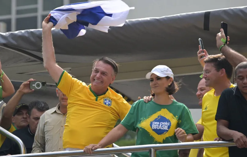 Bolsonaro acena ao público com uma bandeira de Israel, durante manifestação em São Paulo