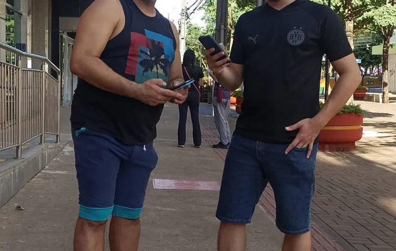 Rodrigo Milane, coordenador do grupo, e Leodmar Oliveira: caçadores de pokemons reúnem-se nas ruas do centro aos domingos