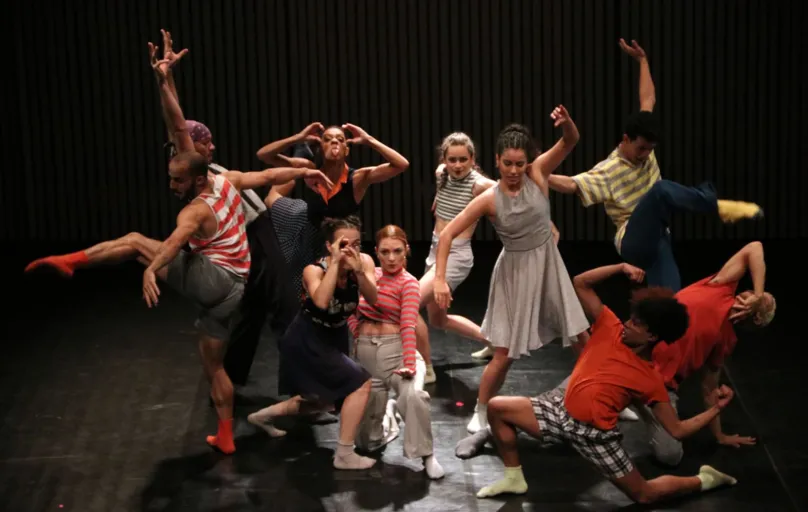 A Curitiba Cia de Dança traz o espetáculo "Memória de Brinquedo" ao Festival de Dança de Londrina: uma reflexão sobre a infância em que as brincadeiras  fazem parte da coreografia