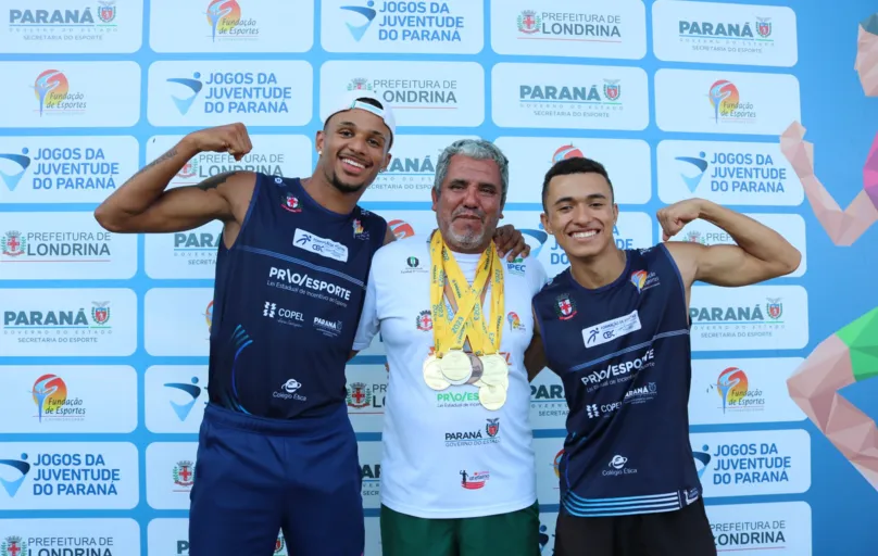 Gilberto Miranda com os atletas Paulo Romualdo (à esquerda) e Matheus Gama, dois destaques da campanha no Jojup’s