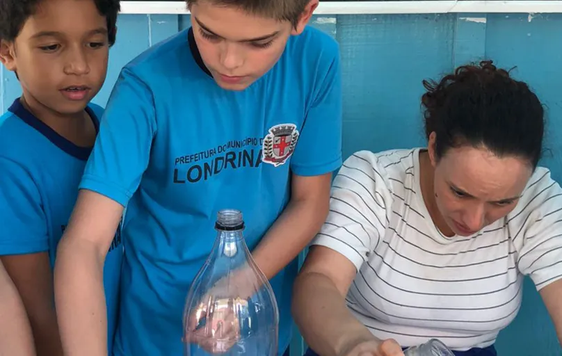 Na Escola Municipal Vila Brasil, em Londrina, alunos do 1º ao 5º ano estão produzindo um repelente natural contra o mosquito da dengue: atividade prática com produtos naturais