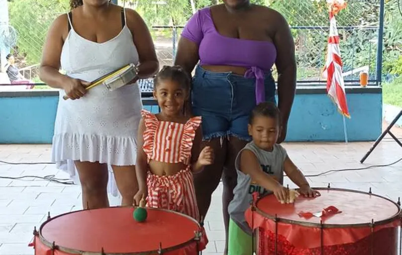 Carol Alves e Suelen no ensaio da escola de samba