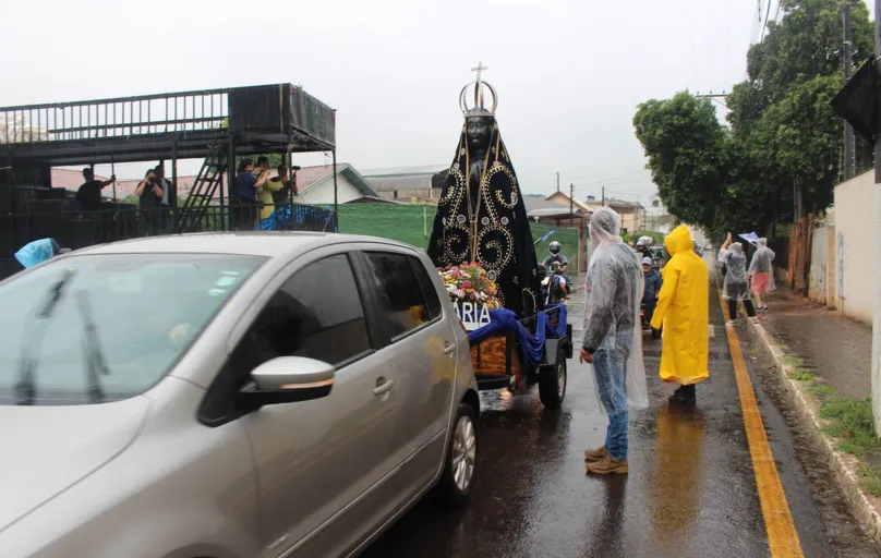 A chuva não afastou os fiéis que foram em carreata para o Santuário de Nossa Senhora Aparecida, na Vila Nova