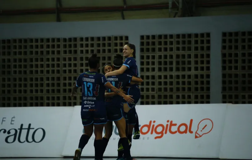 Jogadoras do Londrina Futsal comemoram um dos gols na vitória sobre o Stein Cascavel