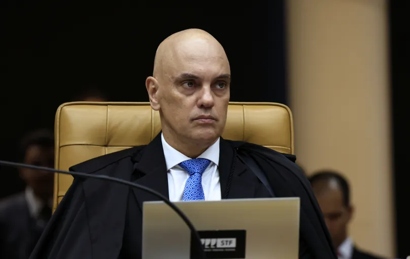 O ministro Alexandre Moraes ordenou a instauração de um “inquérito por prevenção” para apurar as condutas de Musk, dono da rede social X (antigo Twitter)