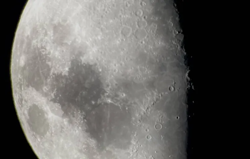 Para muitas pessoas, as crateras da Lua", que "parecem um queijo", é uma das imagens mais impressionantes