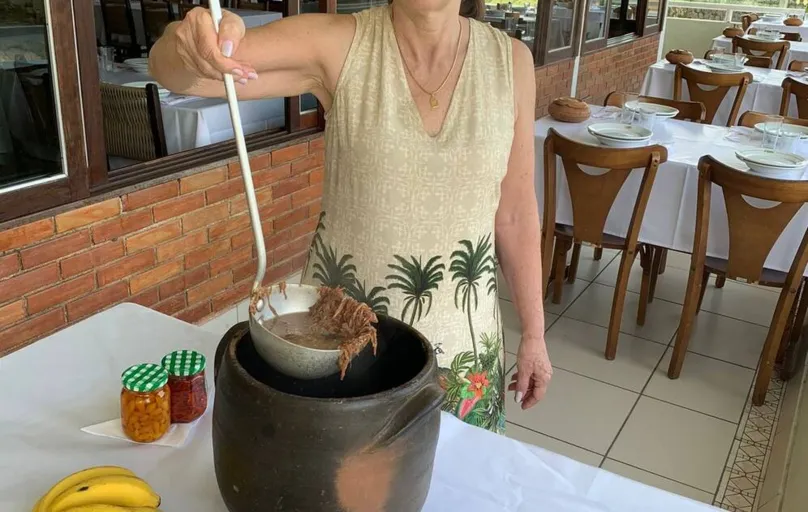 A empresária Tânia Laffitte relembra que o barreado é servido no restaurante desde 1972