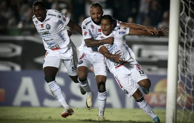 Jogadores do Operário comemoram o gol de Lucas Hipolito que levou o Fantasma para a semifinal do Paranaense