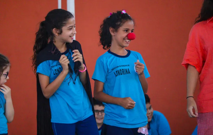 Atividades da Associação Londrinense de Circo na Escola Municipal Nara Manella, localizada no Conjunto Semiramis
