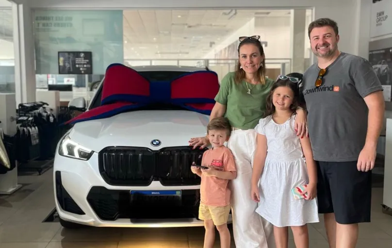 João Bibar e sua família adquirindo seu carro 100 % elétrico