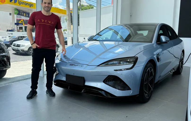 Hamilton Ribas adquirindo seu carro totalmente elétrico da marca BYD, marca que vem crescendo na produção de veículos sustentáveis