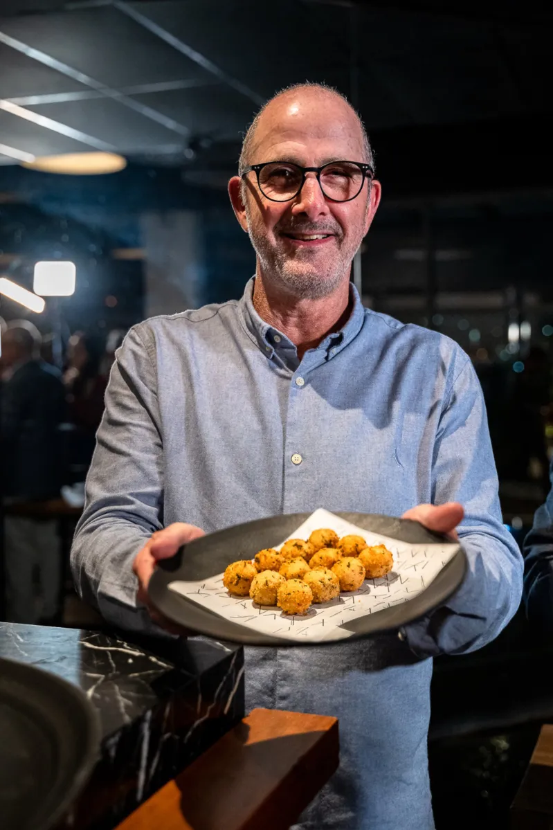 Marcelo Szpilman, CEO da Sustineri Piscis, mostra bolinhos de robalo: pescado obtido por cultivo celular