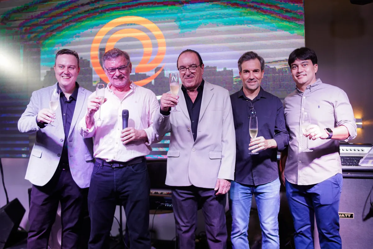 Dr. Gustavo Carniato Tápias (sócio), Dr. José Ari Lukenczuk (sócio), Dr. Carlos Ayres (sócio Laboratório Oswaldo Cruz), Dr. Adriano de Oliveira Pinto (sócio) e Dr. Carlos Eduardo Abascal Shiguihara (radiologista da Ômega Diagnósticos)