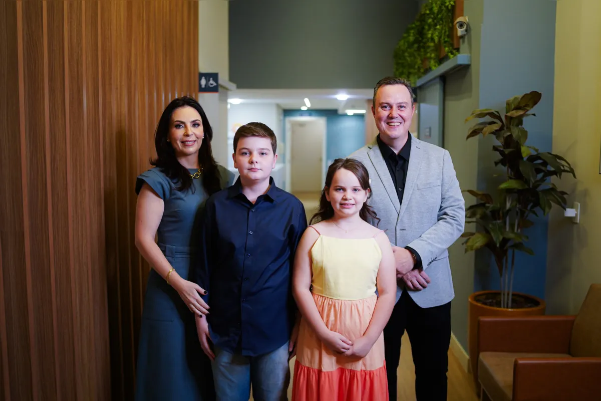 Sócio-diretor Dr. Gustavo Carniato Tápias com a esposa, Maria Luiza Sanches Tápias e os filhos Maria Izabel e Felipe