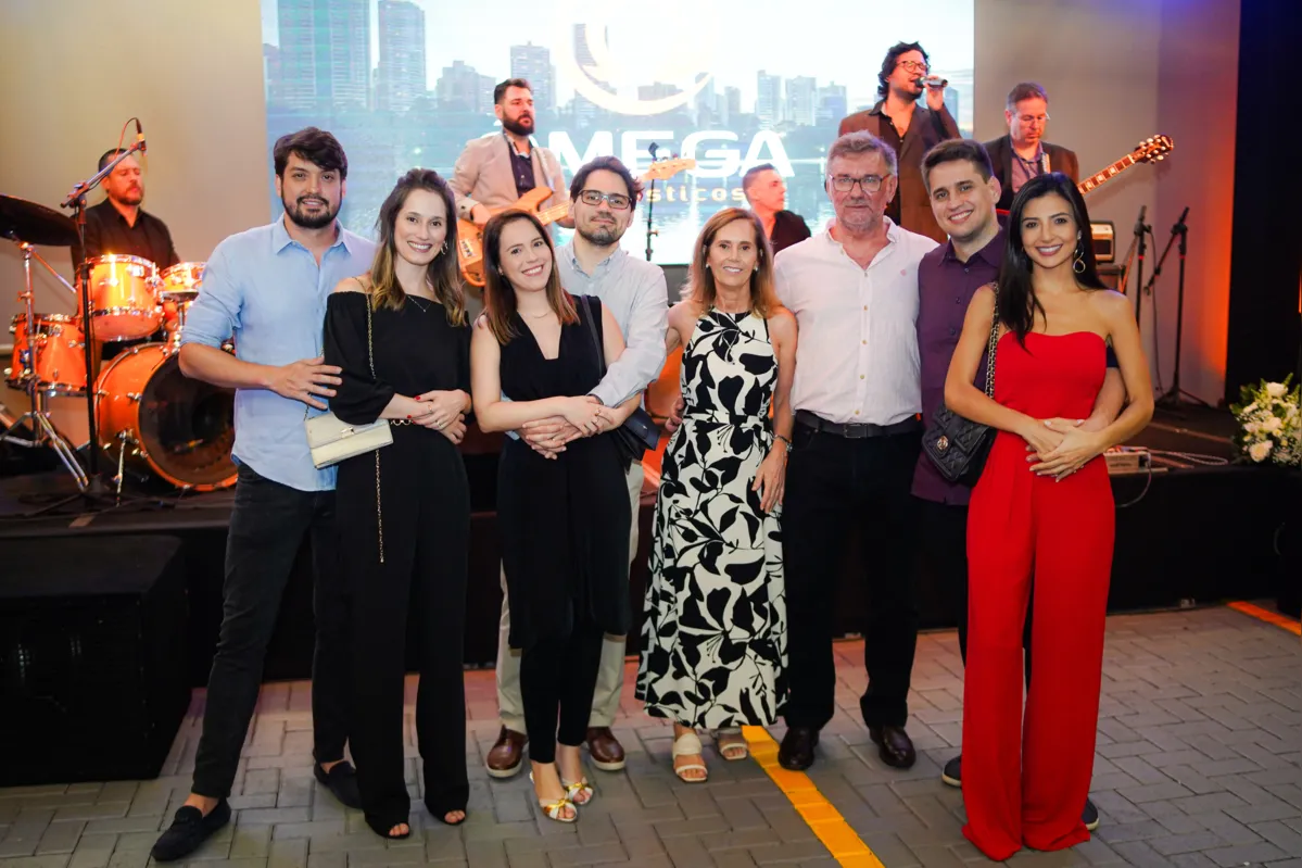 Dr. José Ari Lukenczuk com a esposa, Denise Lukenczuk e a família: Dr. José Eduardo, Dra. Paula Lukenczuk, Dra. Laura Vita Lukenczuk, Dr. Fábio Lukenczuk, Dr. José Ari Lukenczuk, Dr. Fernando Lukenczuk e Dra. Thaina Vezaro Parizotto