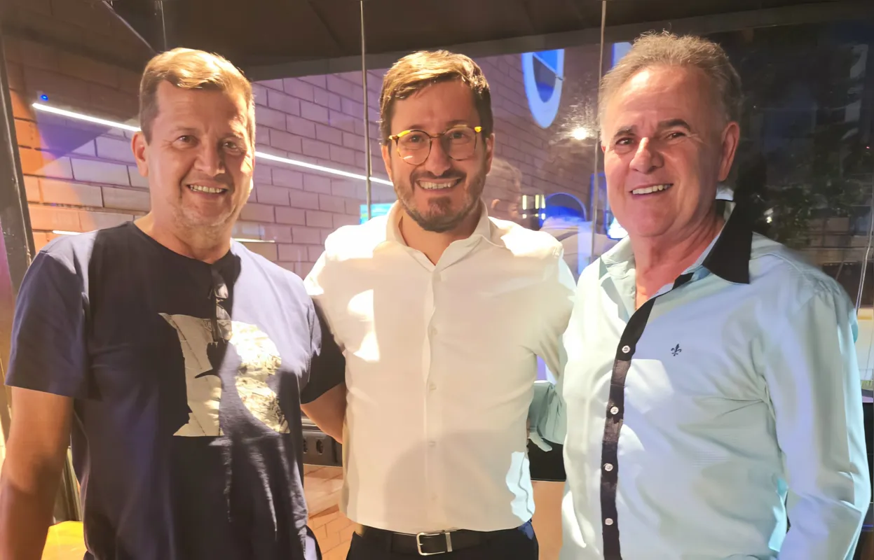 O presidente da Confraria Authentique, Ludovico Pieri neto, o sommelier Thiago Ruiz e o confrade Felix Ribeiro