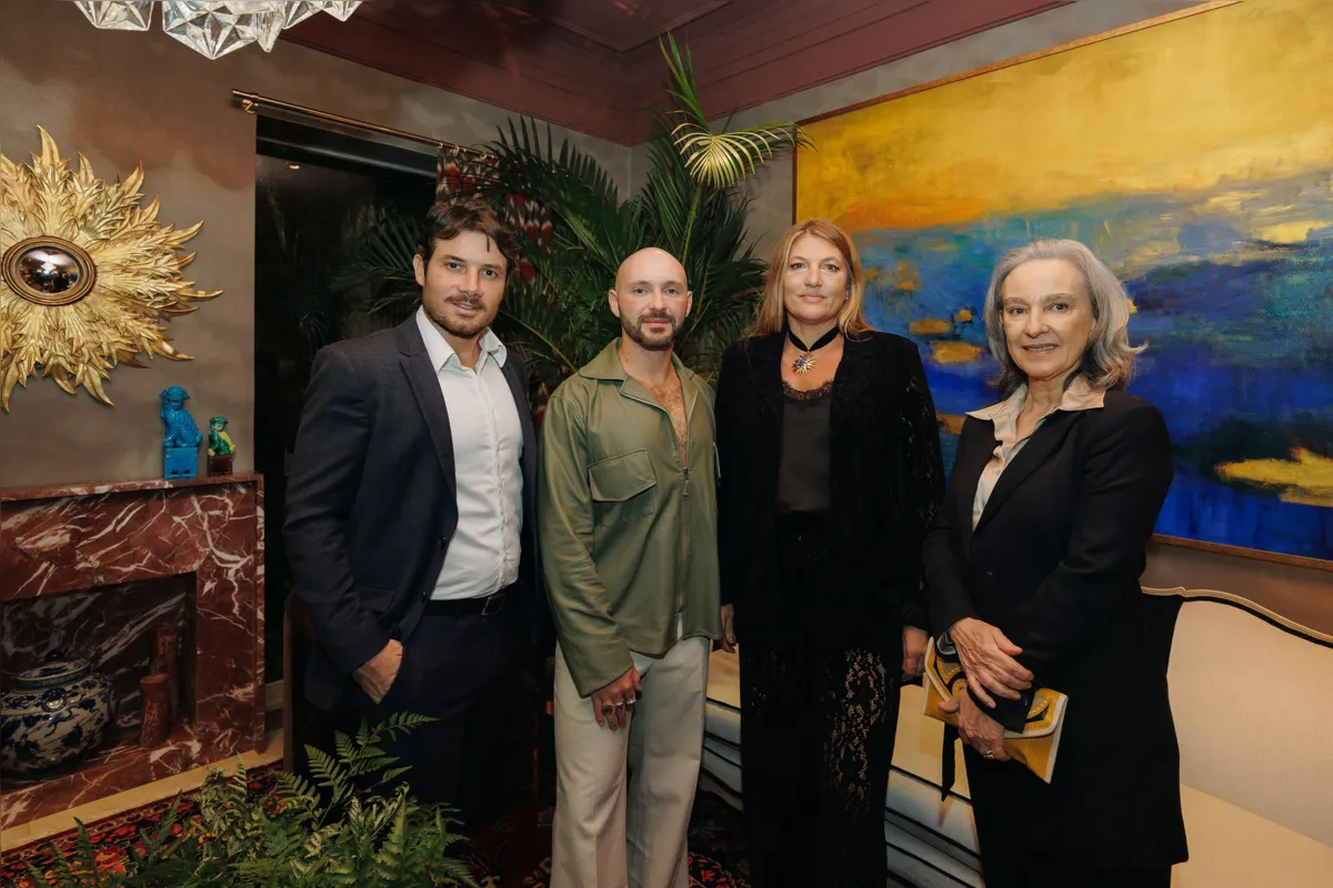Assinam o Living da CASACOR Paraná, Carlos Reichmann e Angela Chinasso, na foto com Livia Pedreira, presidente de Conselho Curador da CASACOR e o CEO da CASACOR, André Secchin