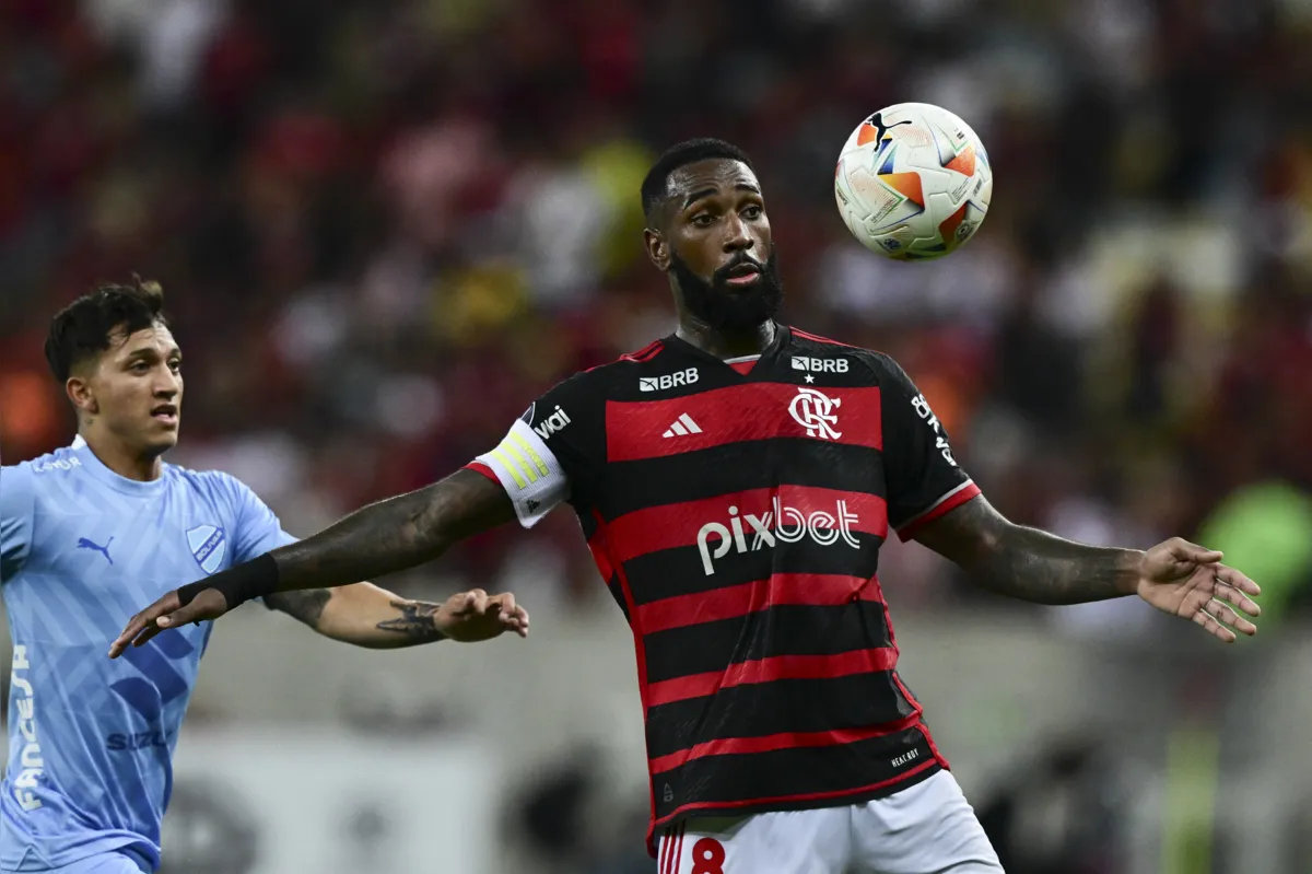 O meia Gerson em ação na partida em que o Flamengo goleou  o Bolívar por 4 a 0, no Maracanã, pela Libertadores: Conmebol manteve competição e só adiou jogos da dupla Grenal