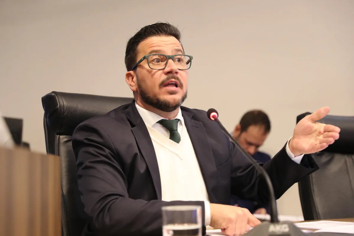 "Só ouço rumores que o custo médio fica em R$ 800, mas não temos nenhum material técnico da Secretaria da Educação", observa o deputado Arilson Chiorato (PT)