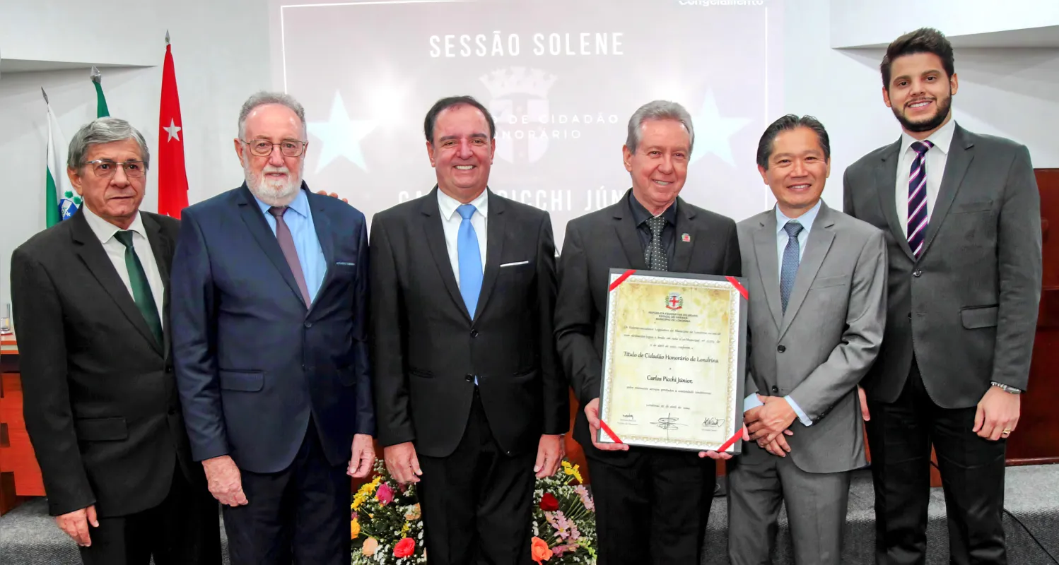 O vice- prefeito de Londrina João Mendonça, o deputado estadual Tercilio Turini, o vereador Nantes, o homenageado Carlos Picchi Jr, e os vereadores Eduardo Tominaga e Geovanni Mattos