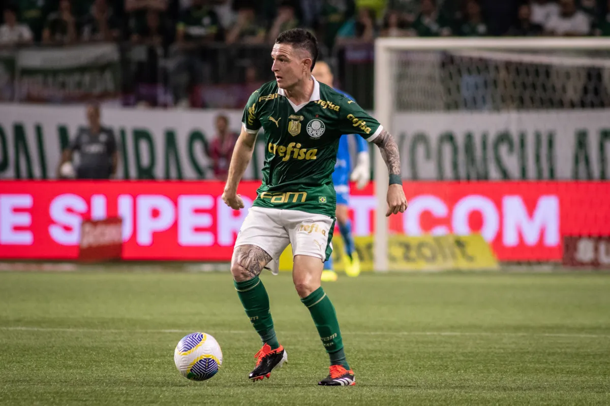 O volante Aníbal Moreno retorna ao Palmeiras, após se recuperar de lesão; Verdão joga pelo empate em Ribeiro Preto