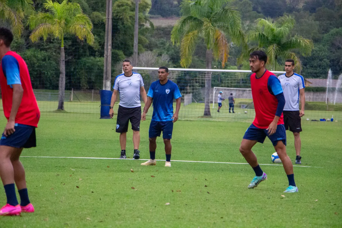 Lateral Maurício (ao lado de Claudinei Oliveira) é um dos destaques do LEC na Série C e já marcou dois gols no Brasileiro