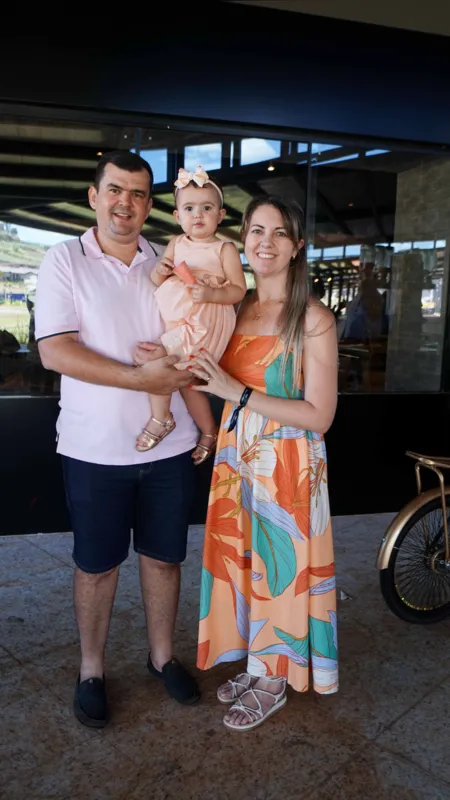Alessandra e Maykon Gonçalves da Silva com a filha, Thaís