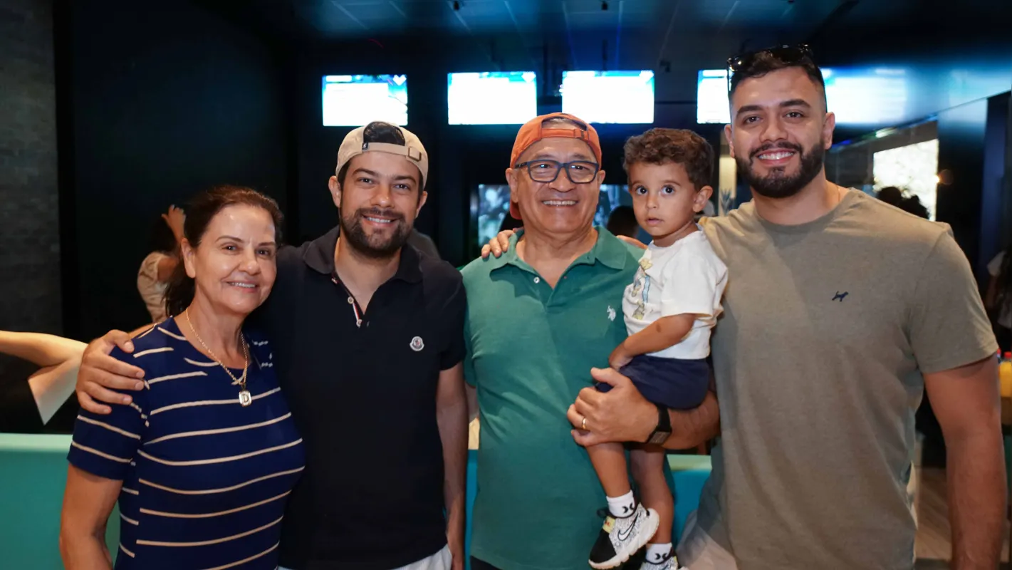 Erondina, Lucas, Enoque e Francisco de Oliveira com Samuel Carneiro