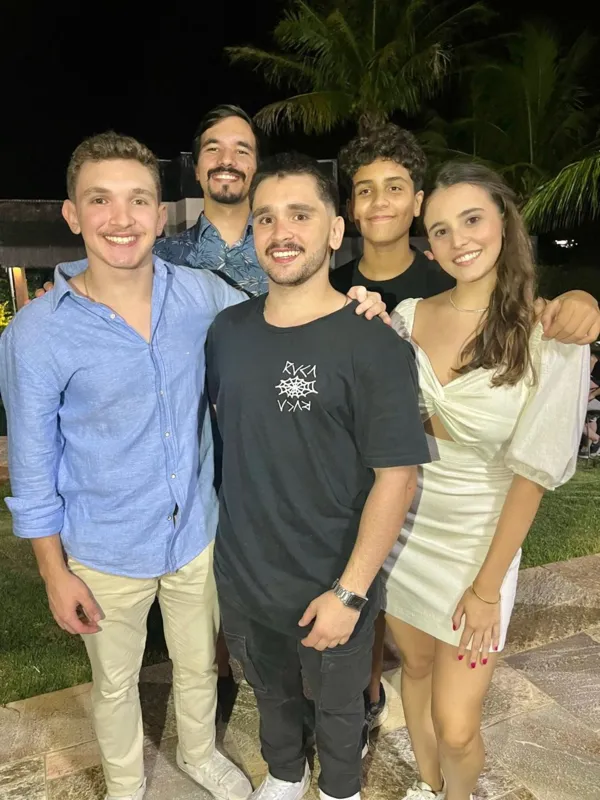 Os irmãos Rafael e Sérgio Figueiredo Filho (em primeiro plano), atrás Waltinho Libos, Faridinho Libos e Ana Clara Libos