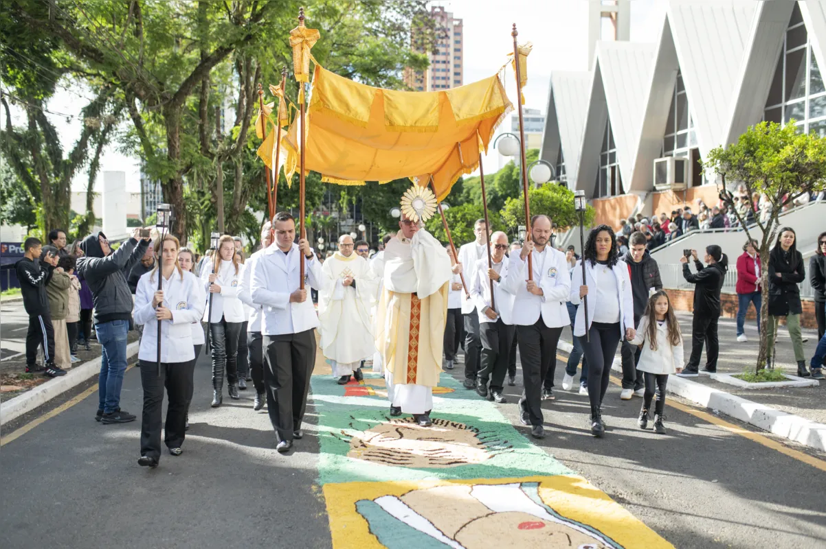 Imagem ilustrativa da imagem Fiéis celebram Corpus Christi com missa e procissão na Catedral de Londrina