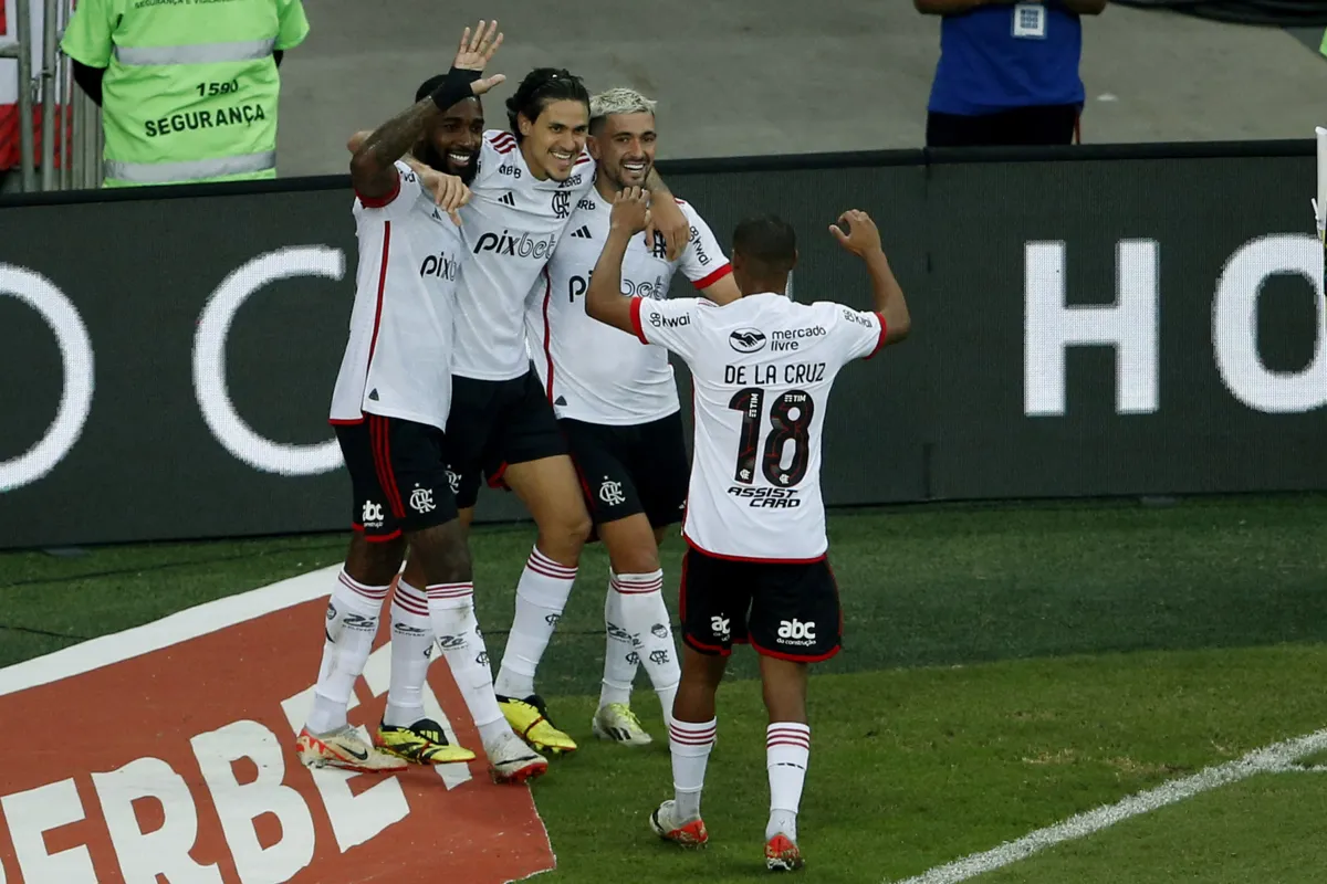 Arrascaeta é festejado pelos companheiros ao anotar o quarto tento do Flamengo