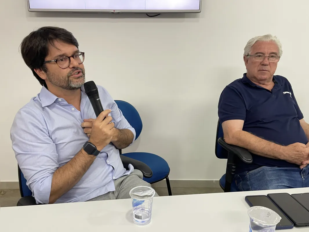 Guilherme Bellintani ao lado do presidente Getúlio Castilho em reunião no Conselho de Representantes do LEC