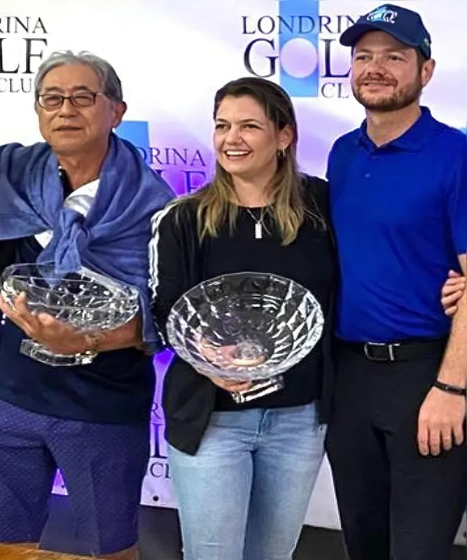 Os campeões Vanessa K. Fuganti e o médico oftalmo Noboru Yagui com o homenageado Ivan K. Fuganti.
