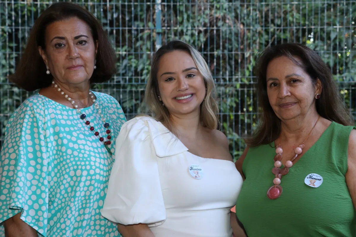 Meiry Verpa (avó) , Marianne Assis ( mãe do bebê) e Celia Regina de Assis ( também avó do bebê)