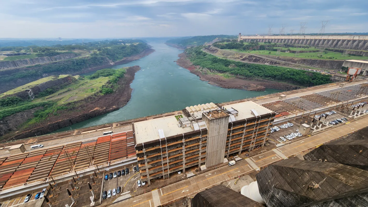 Vista geral da usina, com o Rio Paraná ao fundo