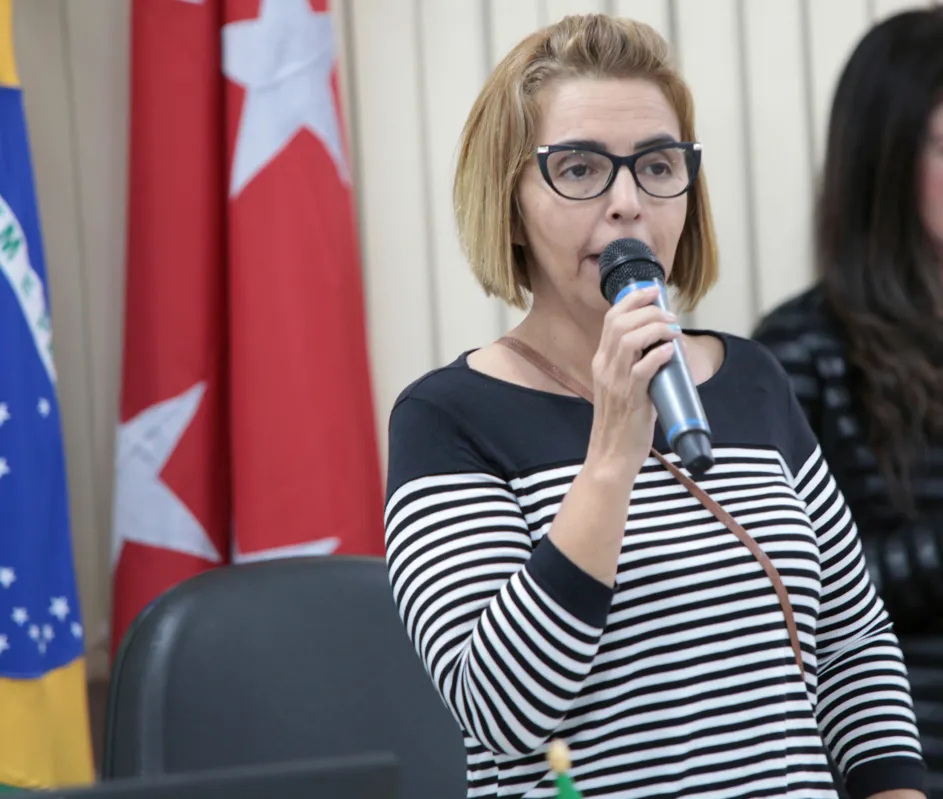 “Eu pude comprovar, está lá para todo mundo ter acesso, que é mentira, isso não procede, até porque eu tive as minhas contas aprovadas sem nenhum apontamento", defende-se Mara Boca Aberta