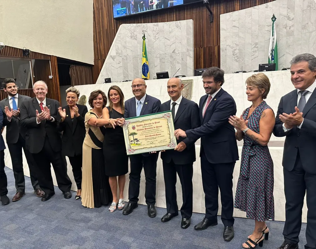 O vereador Giovani Matos, Orlando Pessuti, a deputada Cloara Pinheiro, Silvana Kantor ,o deputado Luiz Claudio Ronanelli, Oezir Kantor, o deputado Thiago Amaral, Fernanda Richa e o deputado Beto Richa que quando Governador do Paraná também foi autor da homenagem