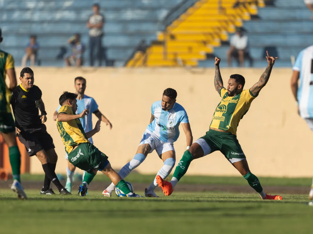 O Londrina apresentou sucessivos erros técnicos e táticos que impediram qualquer reação diante do Ypiranga