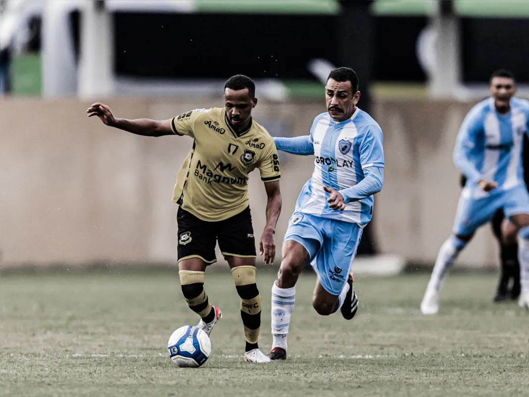 O Londrina fez um primeiro tempo equilibrado, sofreu pouco defensivamente e conseguiu ser incisivo no ataque