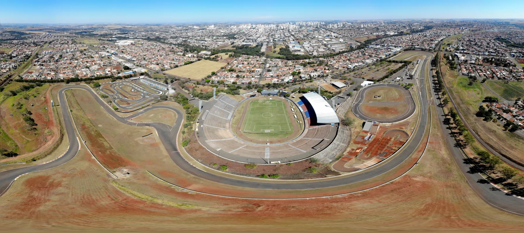 Inaugurado em 1992, o Autódromo Internacional passou a se chamar Ayrton Senna após a aprovação de um projeto de lei em junho de 1994