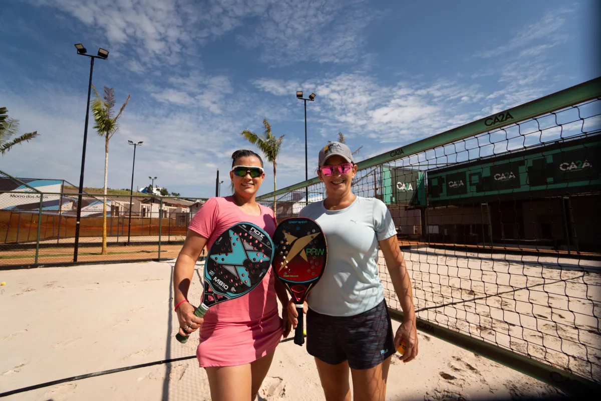Rosana Frassetto e Monica Moskado testaram e aprovaram as moderníssimas quadras de beach tennis