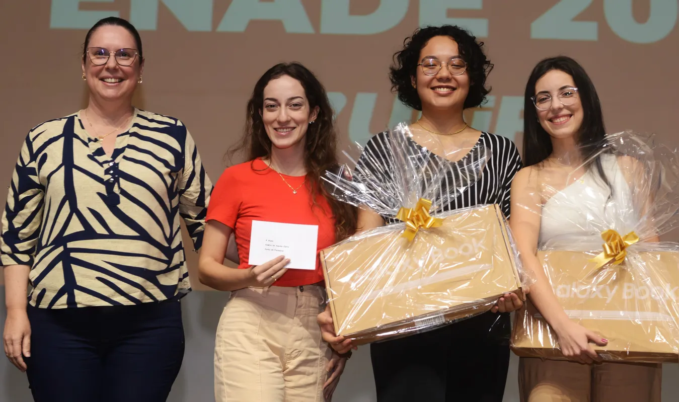 A coordenadora Mylena Dornellas, Sophia de Aquino Ilário, Carolina Mannari de Souza e Julia Bagatim de Souza
