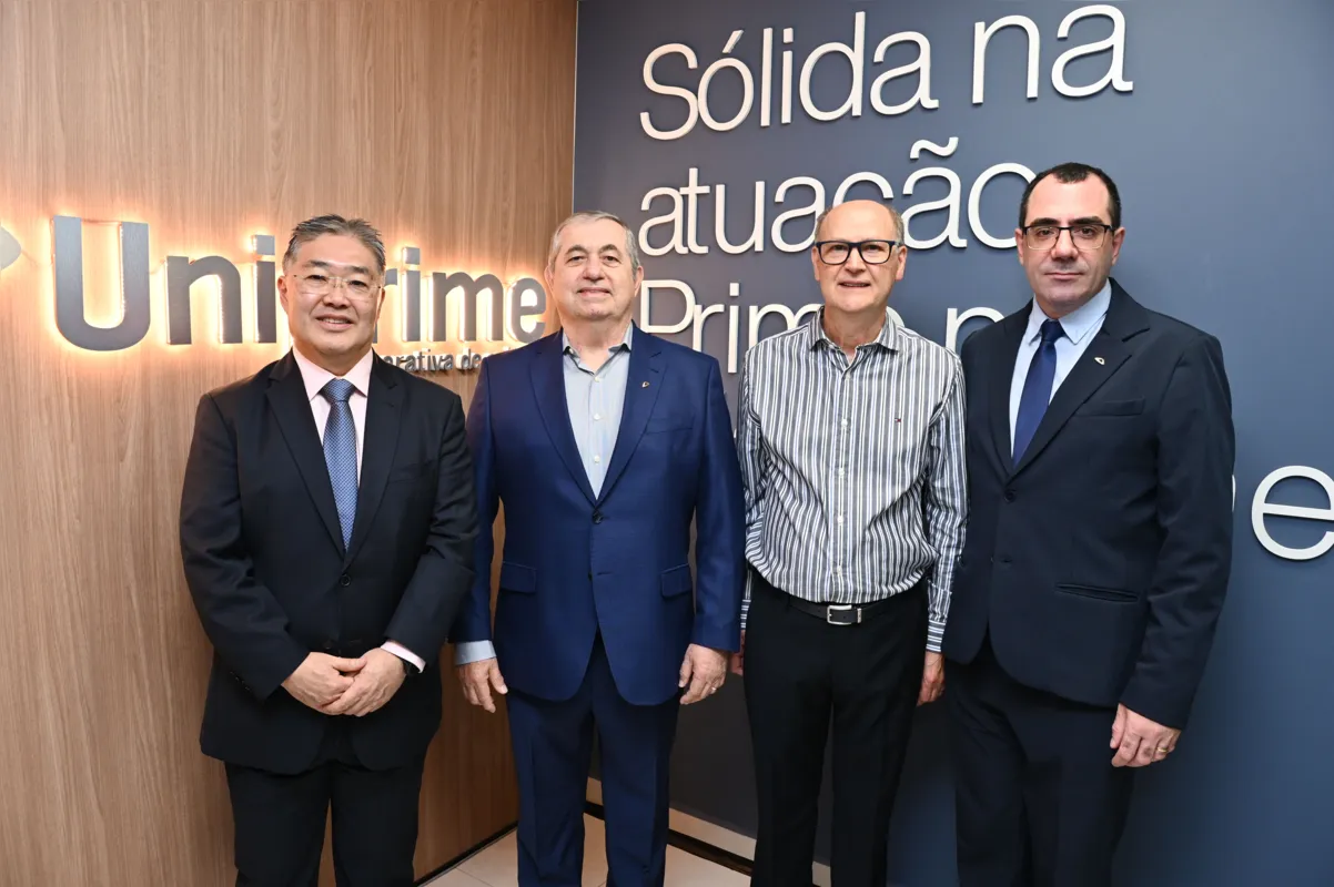 O gerente da agência, Jefferson Matsubara com o presidente do Conselho de Administração, Dr. César Augusto Macedo de Souza, Dr. Adir Jorge Domingos (Diretor Financeiro) e Rodrigo Zatta (Diretor Executivo)