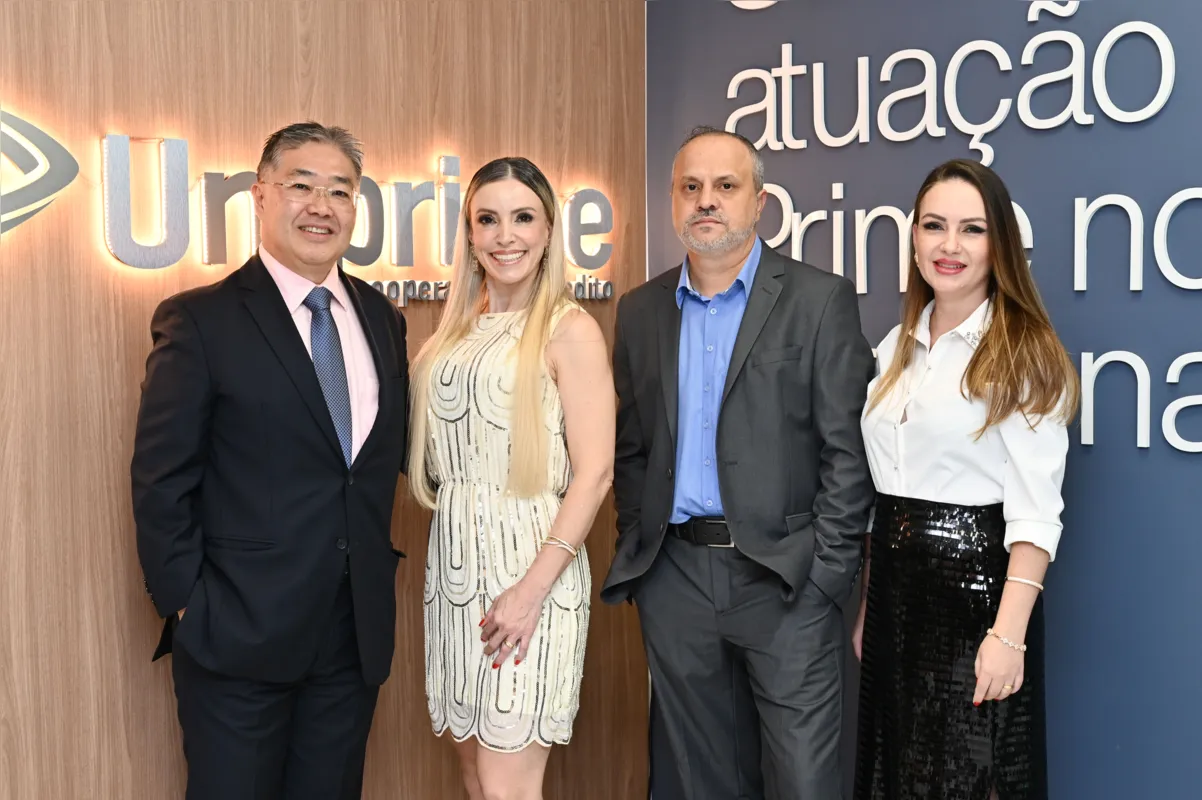 O gerente da agência, Jefferson Matsubara com o presidente do Conselho de Administração, Dr. César Augusto Macedo de Souza, Dr. Adir Jorge Domingos (Diretor Financeiro) e Rodrigo Zatta (Diretor Executivo)