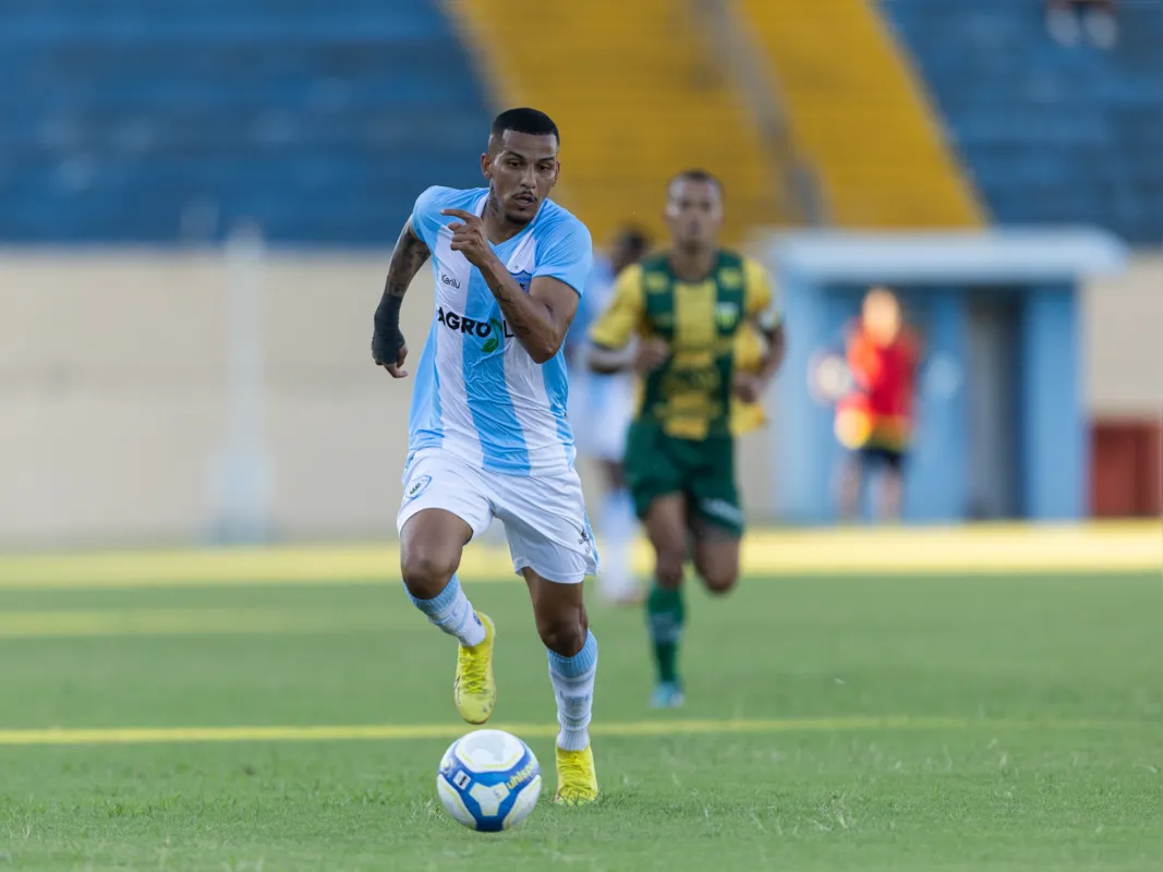 Calyson voltou a ser titular contra o Ypiringa, mas atacante ainda está longe da boa forma mostrada no Paranaense