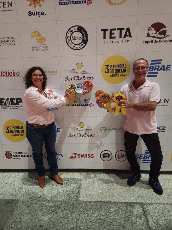 Valdeir e a esposa, Márcia, celebram seis premiações no Mundial do Queijo